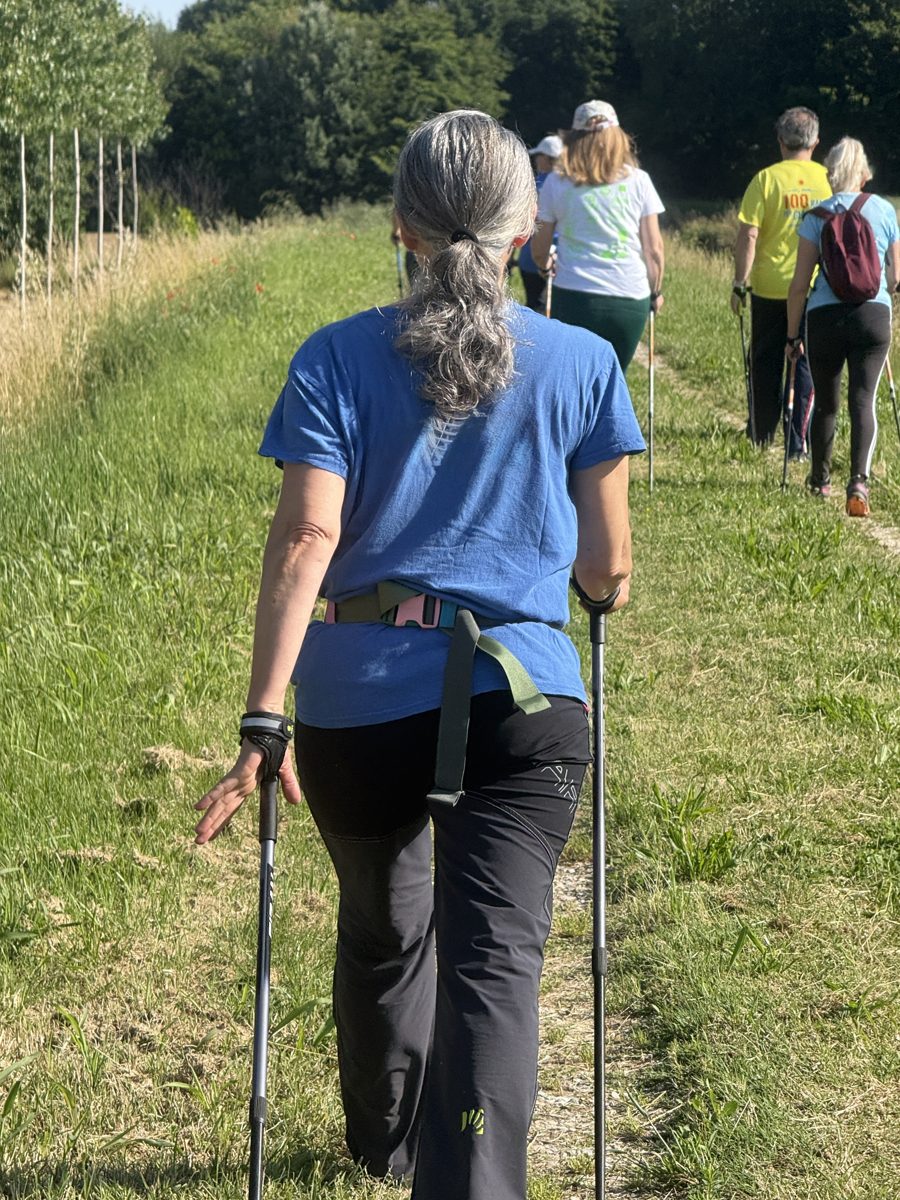 Gruppo di Nordic Walking lungo un sentiero di campagna