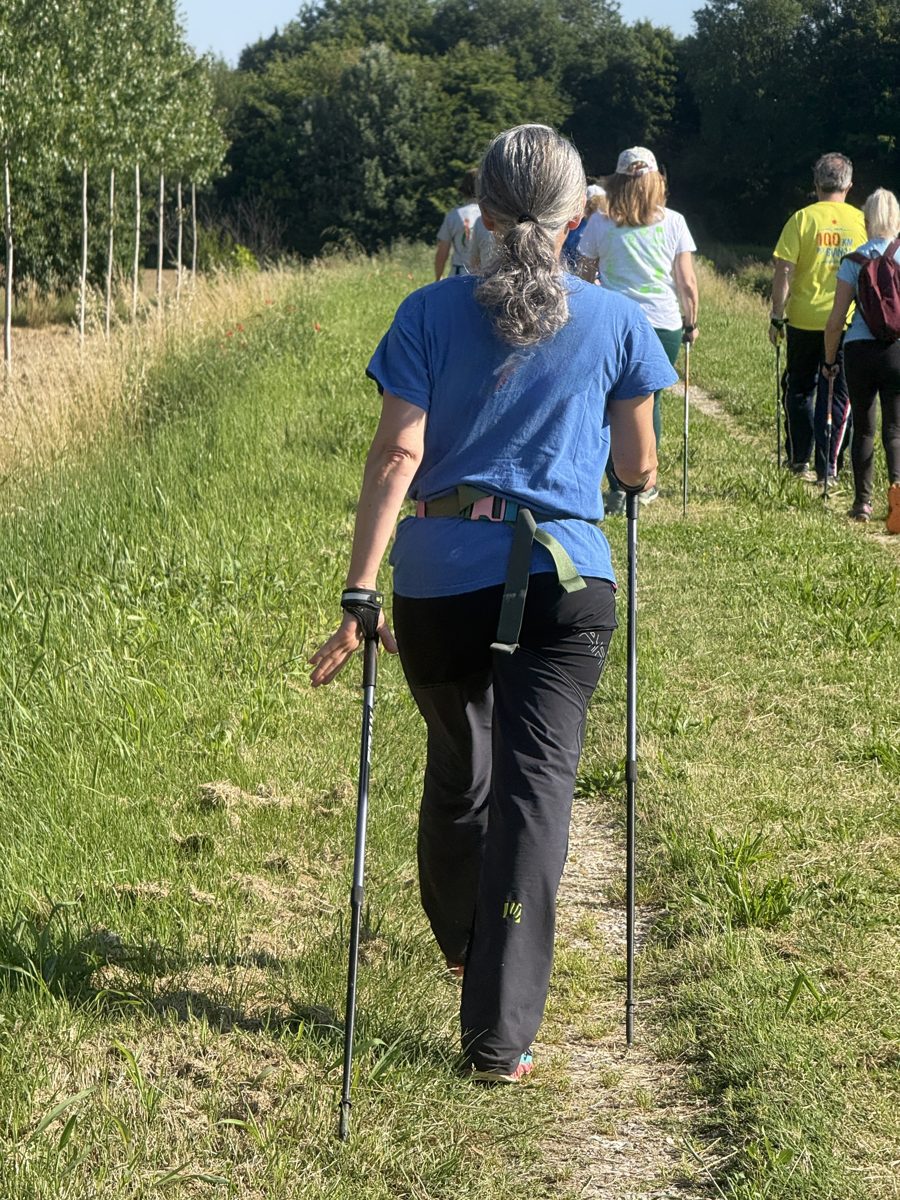 Tecnica di Nordic Walking — passo e bastoncini in coordinazione