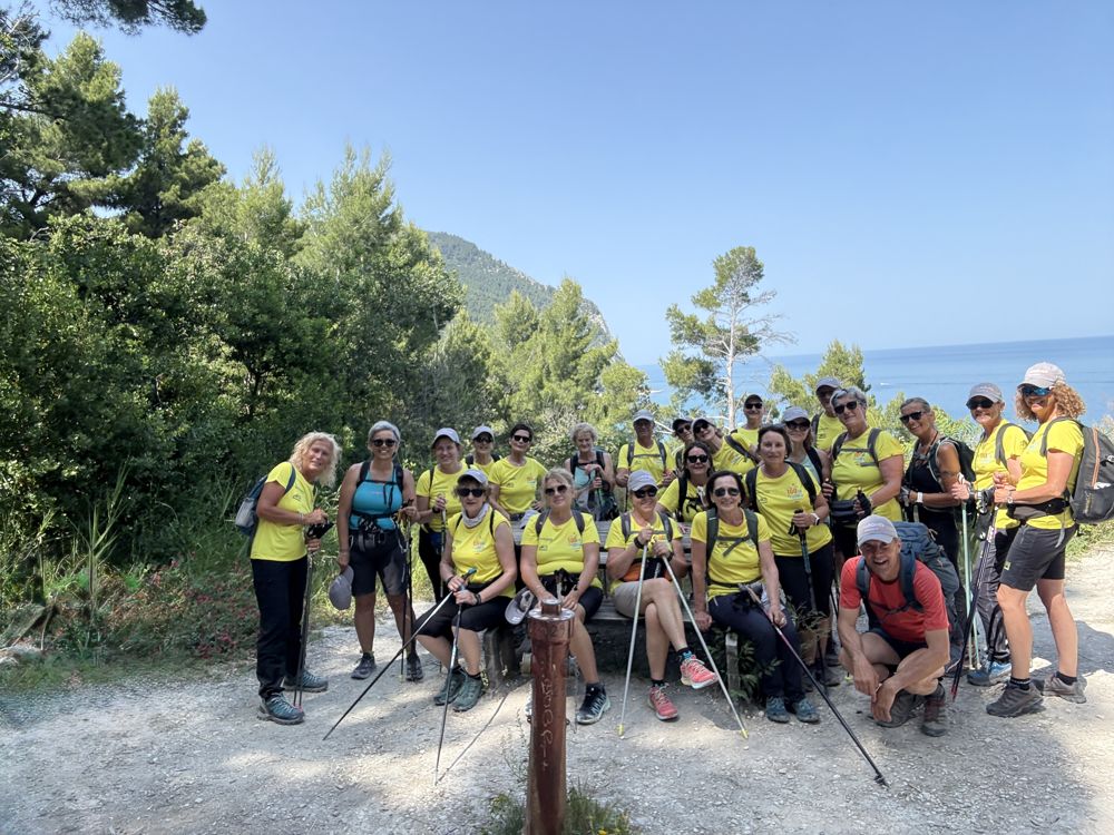 Gruppo Kardines in maglia gialla durante una camminata di gruppo