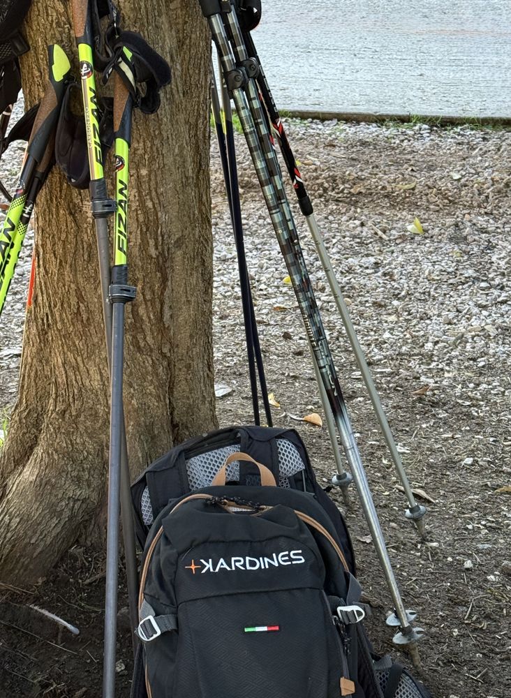 Bastoncini da Nordic Walking e zaino Kardines appoggiati a un albero